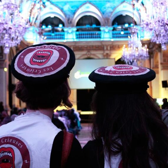 Crieuses à la mairie de Paris